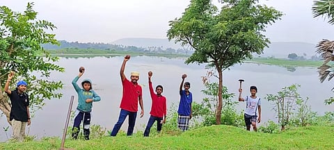 குளக்கரைகளில் பனை விதை நடவு செய்யப்பட்ட காட்சி.