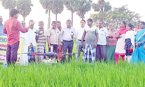 டிரோன் மூலம் நானோ யூரியா தெளிப்பு குறித்து விவசாயிகளுக்கு பயிற்சி.&nbsp;