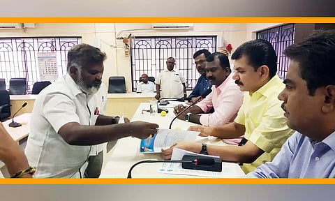 மேயர் சரவணன் பொதுமக்களிடம் மனுக்கள் வாங்கிய காட்சி. அருகில்  துணை மேயர் கே.ஆர்.ராஜூ.