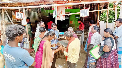 இறைச்சி கடையில் தொழிலாளர் துறை அதிகாரிகள் ஆய்வு செய்தபோது எடுத்த படம்.
