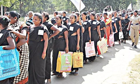 பேரணியில் பங்கேற்ற பெண் தூய்மை பணியாளர்கள்.&nbsp;