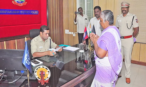 பொது மக்களிடம் போலீஸ் சூப்பிரண்டு ஹரிகிரண் பிரசாத் மனு வாங்கிய காட்சி.
