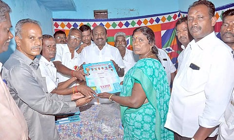 வியாபாரிகளுக்கு தினசரி நாட்காட்டியை விக்கிரமராஜா வழங்கினார்.&nbsp;
