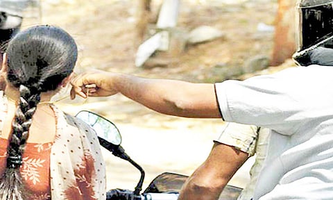 ஓடும் பஸ்சில் பெண்ணிடம்  4 பவுன் தங்க சங்கிலி அபேஸ்