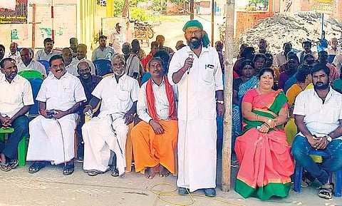 உண்ணாவிரதத்தில் ஈடுபட்ட கிராம மக்கள்.&nbsp;