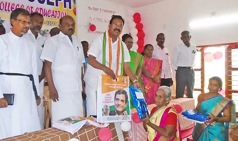 களக்காடு கல்லூரியில் நடந்த விழாவில் ரூபி மனோகரன் எம்.எல்.ஏ. நலத்திட்ட உதவி வழங்கினார்.