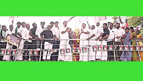 முன்னாள் எம்.பி. கோபாலகிருஷ்ணன் தலைமையில் எம்.ஜி.ஆர். சிலைக்கு மரியாதை செலுத்தப்பட்டது.&nbsp;