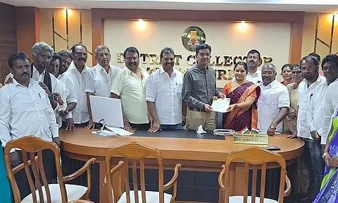 ஊட்டி நகராட்சி தலைவர்-உறுப்பினர்கள் கலெக்டரிடம் மனு  ஊட்டி நகராட்சி தலைவர்-உறுப்பினர்கள் கலெக்டரிடம் மனு