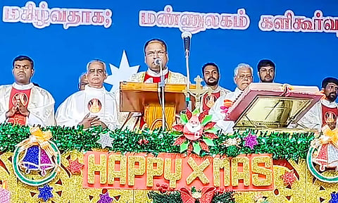 வேளாங்கண்ணி பேராலயத்தில் சிறப்பு கூட்டு திருப்பலி- லட்சக்கணக்கானோர் பங்கேற்று பிரார்த்தனை