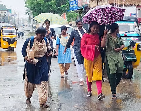 கடலூர் பகுதியில் திடீர் மழை காரணமாக குடைபிடித்து செல்பவர்களை படத்தில் காணலாம்.