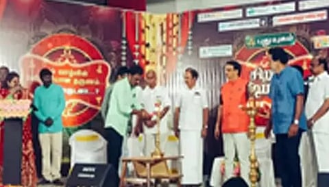 சண்முகா மருத்துவமனை மற்றும்  தனியார் தொலைக்காட்சி   இனைந்து நடத்திய புத்தாண்டு சிறப்பு பட்டிமன்றத்தை குரு பில்டர்ஸ் நிறுவனர்   அன்புராஜா  குத்துவிளக்கு ஏற்றி தொடங்கி வைத்தார். அருகில் வடக்கு சட்டமன்ற உறுப்பினர்  ராஜேந்திரன் மற்றும் சண்முகா மருத்துவமனை இயக்குனர் டாக்டர் பன்னீர்செல்வம்  உள்ளிட்ேடார் உள்ளனர்.