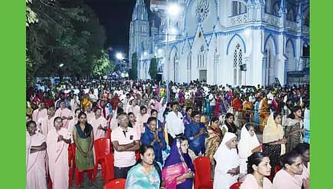 மதுரை கீழவாசல் தூய மரியன்னை ஆலயத்தில் நடந்த சிறப்பு பிரார்த்தனையில் கலந்து கொண்ட கிறிஸ்தவர்கள்.