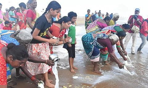 18-வது சுனாமி நினைவு தினம்: சென்னை கடலில் பால் ஊற்றி மலர் தூவி மக்கள் அஞ்சலி