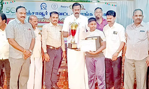 சதுரங்க போட்டியில் வெற்றி பெற்ற மாணவர்களுக்கு பரிசு வழங்கப்பட்டது.&nbsp;