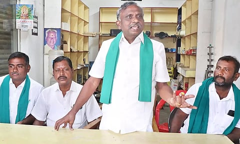 தஞ்சையில் இன்று நிருபர்களுக்கு பி.ஆர். பாண்டியன் பேட்டி அளித்த போது எடுத்த படம்.
