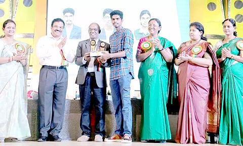 போட்டியில் வெற்றி பெற்ற மாணவனுக்கு பரிசு வழங்கப்பட்டது.