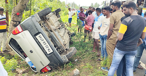 கட்டுப்பாட்டை இழந்து  கார் தாறுமாறாக ஓடி சிக்னல் கம்பத்தில் மோதி சாலையில் கவிழ்ந்தது: 4 பேர் உயிர் தப்பினர்
