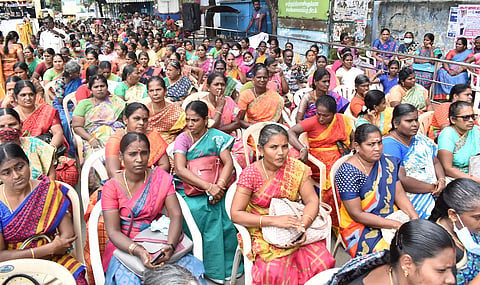 ஈரோட்டில் சத்துணவு ஊழியர்கள் உண்ணாவிரதம்