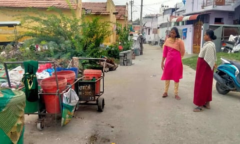 பல்லடம் நகராட்சியில் கொசு ஒழிப்பு&nbsp; பணிகள் நடைபெற்ற காட்சி.