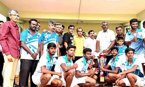 பூப்பந்தாட்ட போட்டியில் வென்றவர்களுக்கு&nbsp; பரிசு கோப்பை வழங்கிய காட்சி.