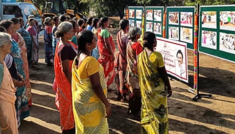 மூலக்குறிச்சியில் புகைப்பட கண்காட்சியை பெண்கள் பார்வையிட்ட காட்சி.