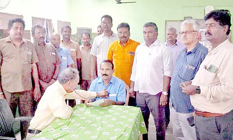சிறப்பு மருத்துவ முகாமை மேலாண் இயக்குனர் ராஜ்மோகன் தொடங்கினார்.