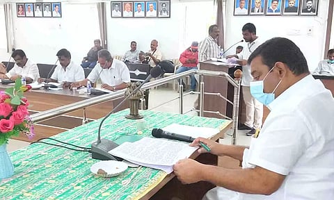 நகராட்சி  தலைவர் மு.மத்தீன் தலைமையில் கூட்டம் நடைபெற்ற காட்சி.&nbsp;