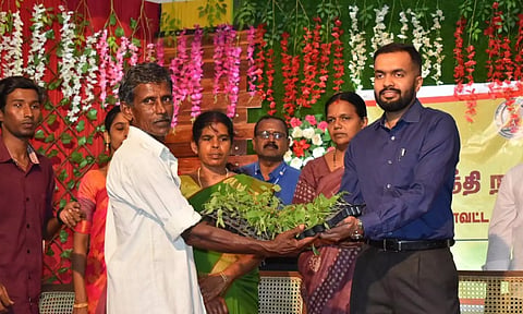 கலெக்டர் ஆகாஷ் பயனாளி ஒருவருக்கு நலத்திட்ட உதவிகளை வழங்கிய காட்சி.