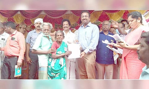 மக்கள் நேர்காணல் முகாமில் பொது மக்களுக்கு கலெக்டர் தினேஷ் பொன்ராஜ் ஆலிவர் நலத்திட்ட உதவிகளை வழங்கினார்.&nbsp;