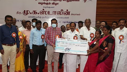 &nbsp;தமிழக அரசு சார்பில் மகளிர் சுய உதவி குழுக்களுக்கு கடன் மற்றும் நலத்திட்ட உதவிகள் வழங்கும் நிகழ்ச்சி தொங்கும் பூங்காவில் நடந்தது. இதில் மாவட்ட கலெக்டர் கார்மேகம் பங்கேற்று மகளிர் குழுக்களுக்கு கடன் உதவிகளை வழங்கினார். அருகில்  ராஜேந்திரன் எம்எல்ஏ, மாநகராட்சி ஆணையாளர் கிறிஸ்துராஜ், திமுக கிழக்கு மாவட்ட செயலாளர் எஸ். ஆர். சிவலிங்கம், மேற்கு மாவட்ட செயலாளர் டி .எம் செல்வகணபதி மற்றும் அரசு அதிகாரிகள் உள்ளனர்.