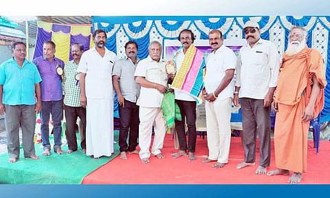 செங்கம் பரமனந்தலில் பாப்பாத்தி அம்மாள் கிருஷ்ணா நினைவு அறக்கட்டளை 5-ம் ஆண்டு முப்பெரும் விழா நடைபெற்றது. சிறப்பு அழைப்பாளராக கலந்து கொண்ட தளபதி பேரவை தலைவர் ஏ.ஆர்.அருள்காந்த் அவர்களுக்கு நினைவு பரிசு வழங்கினார். அருகில் தளபதி பேரவை பாப்பாத்தி அம்மாள் கிருஷ்ணா அறக்கட்டளை நிர்வாக அறங்காவலர் வழக்கறிஞர் ப.கி.தனஞ்செயன், மாநில துணை பொதுச் செயலாளர் எம்.மணிகண்டன், வேதபுரி கண்ணப்பசுவாமிகள், எழுத்தாளர் சண்முகம், லாயர் சந்திரமோகன், கண்ணன் உள்பட பலர் கலந்து கொண்டனர்.