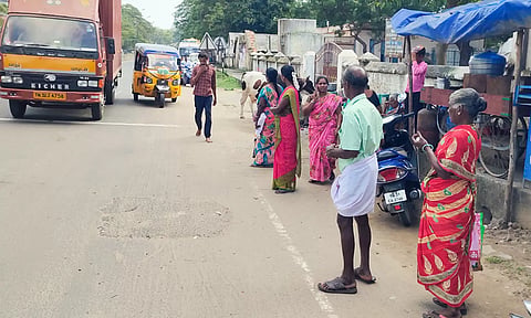 கடலூர் அரசு மருத்துவமனை அருகே பயணிகள் நிழற்குடை இல்லாததால் பயணிகள் ரோட்டில் பஸ்சுக்காக  காத்திருப்பதை படத்தில் காணலாம்