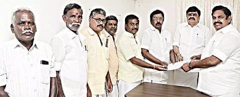 எடப்பாடி பழனிசாமியை சந்தித்து மனு அளிக்கப்பட்ட காட்சி.
