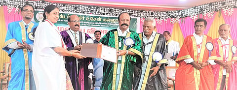 1,150 பேருக்கு  அமைச்சர் பெரியகருப்பன் பட்டம் வழங்கினார்