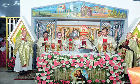 விழாவில் கோட்டார் மறை மாவட்ட ஆயர் பீட்டர் ரெமிஜியுஸ் தலைமையில் திருப்பலி நடந்தபோது எடுத்த படம்&nbsp;