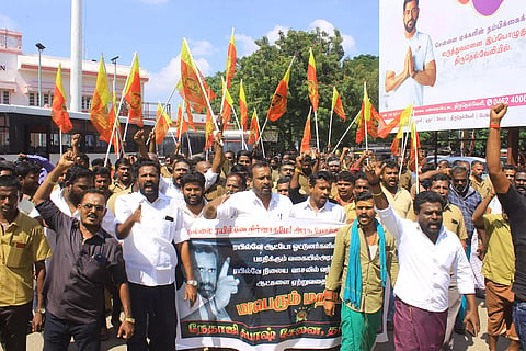 போராட்டத்தில் ஈடுபட்டவர்களை படத்தில் காணலாம்.போராட்டத்தில் ஈடுபட்டவர்களை படத்தில் காணலாம்.