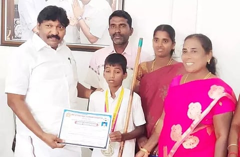 தேசிய சிலம்பம் போட்டியில்  மாணவர் தங்கபதக்கம்