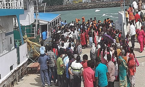 படகுத்துறையில் குவிந்திருந்த சுற்றுலா பயணிகளை படத்தில் காணலாம். 
