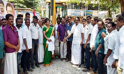 சாலை சீரமைக்கும் பணியை அமைச்சர் மனோதங்கராஜ் தொடங்கி வைத்தார்.


