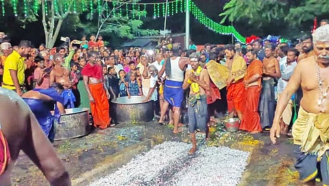 பூக்குழி இறங்கிய பக்தர்களை படத்தில் காணலாம்.