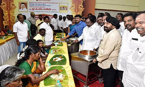 திருவண்ணாமலை அருணாசலேஸ்வரர் கோவிலில் நாள் முழுதும் அன்னதானம் வழங்கும் திட்டத்தை துணை சபாநாயகர் கு.பிச்சாண்டி தொடங்கி வைத்த போது எடுத்த படம்.
