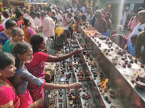 திருச்சியில் களை கட்டிய புத்தாண்டு கொண்டாட்டம் கோவில்கள், தேவாலயங்களில் நள்ளிரவில் பொதுமக்கள் சிறப்பு வழிபாடு பிரார்த்தனை