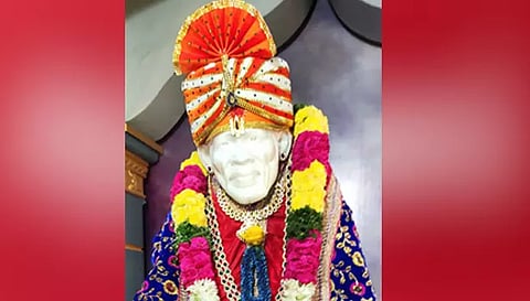 சாய்பாபா சிறப்பு அலங்காரத்தில் அருள்பாலித்த காட்சி.&nbsp;