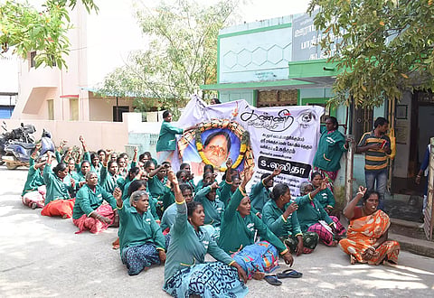 கடலூர் பாதிரிக்குப்பம் ஊராட்சி அலுவலகத்தை முற்றுகையிட்டு தர்ணா போராட்டத்தில் ஈடுபட்டனர்.&nbsp;