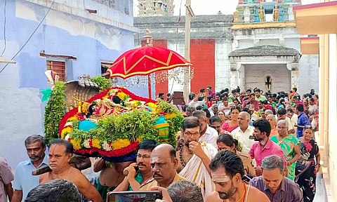 சயன கோலத்தில் பெருமாள் பரமபத வாசல் வழியாக வந்து பக்தர்களுக்கு காட்சியளித்தார்.