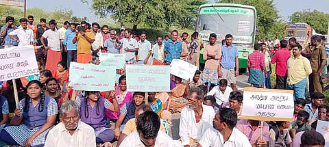 மறியலில் ஈடுபட்டுள்ள கிராம மக்கள், மாணவ-மாணவிகளை படத்தில் காணலாம்.
