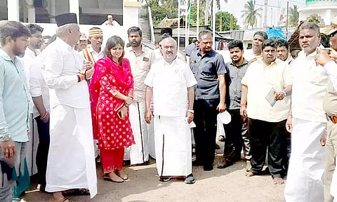 ஜாம்புவானோடை தர்காவில் அமைச்சர் செஞ்சி மஸ்தான் ஆய்வு செய்தார்.