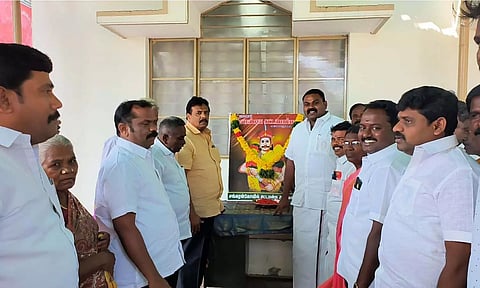 ராஜா எம்.எல்.ஏ.  கட்டபொம்மன் படத்திற்கு மாலை அணிவித்து மரியாதை செலுத்தினார்.