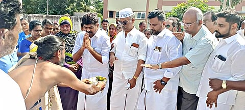 முத்துச்சாமிபுரத்தில் சமுதாயக்கூடம் கட்டுவதற்கான பூமிபூஜை காதர் பாட்சா முத்துராமலிங்கம் எம்.எல்.ஏ. தலைமையில் நடந்தது.