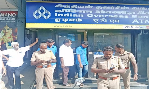 சம்பவ இடத்தில் போலீசார் விசாரணை நடத்திய காட்சி.